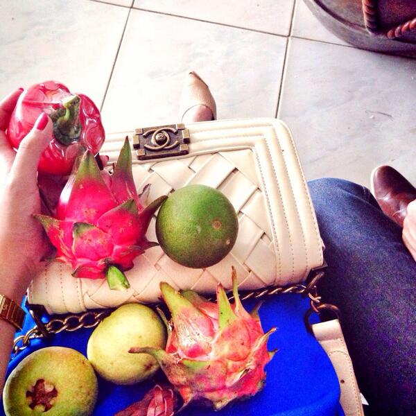 “Tinggal beberapa buah 😜<a href="/gevitonida/">Gevi</a>: Harus habis ya! 😗 <a href="/rizalrizall/">Fachrizal Rahman</a> ”