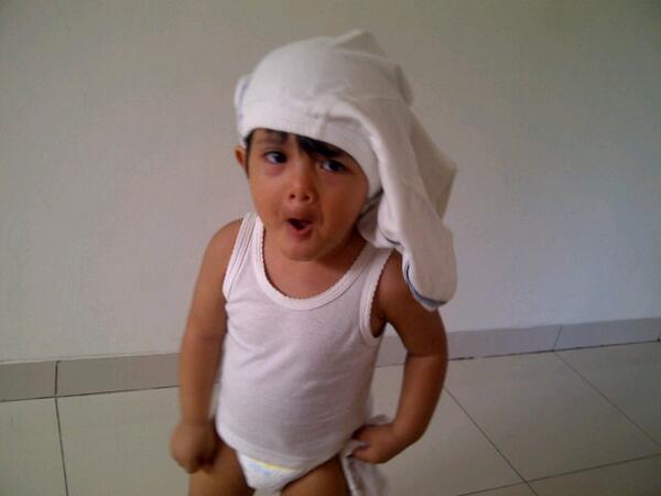 BrianGrafman's tweet photo. Hohohoohohohoh.... Malaikat kecilku pake topi dr celana... Hahahahahaha http://t.co/GUGdQZzymN