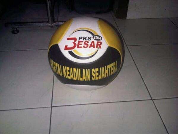 MbahGreatnGreen's tweet photo. Bola keren bust kampanye @anismatta @Fahrihamzah @hadisantososmg @MustofaNahra @Idrus28 @zuber_safawi @fikrifaqih http://t.co/90ZPOossR2
