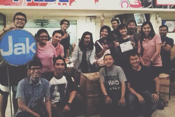 JAK101fm's tweet photo. what a nice surprise! thank u @annamariaokt @oca_del dan temanteman yg udah drop in bantuan ke Jak fm ❤️ *terharu http://t.co/i6rKE8V954