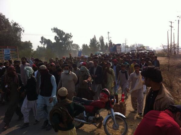 IVBMP's tweet image. An ocean of people on main road of Dera Ghazi Khan showing their support to families. #VBMPLongMarch #BalochUnity