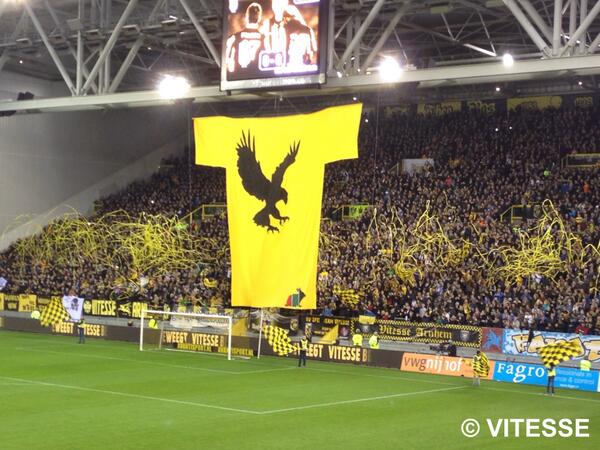De sfeer in GelreDome is geweldig! Mooie derby-sfeer bij opkomst van de spelers! #Vitesse #vitnec