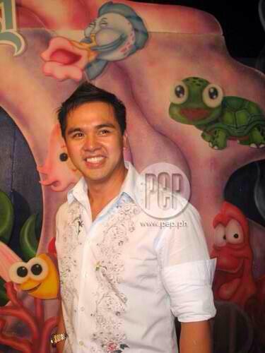 AngeL_LocKring's tweet photo. Ito pala ang isa sa mga nambugbog at bumaboy kay Vhong Navarro. Cedric Lee, Vina Morales' former beau. #Startalk http://t.co/fa4Zk2tkGy