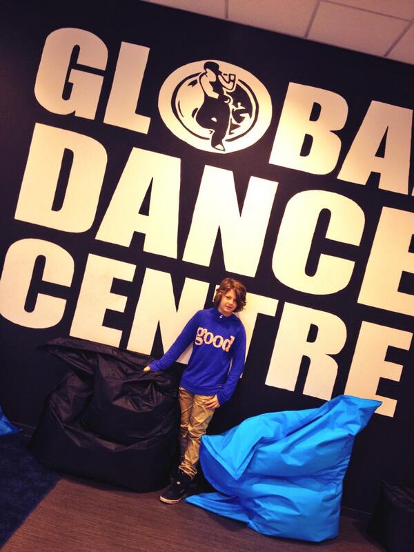 RodneyLeysner's tweet photo. Checked in @dancegdc samen met @SennaBorsato en @boyshaker. Weer een nieuwe draaidag voor @HeksenDeFilm http://t.co/pCfHnKmMYG