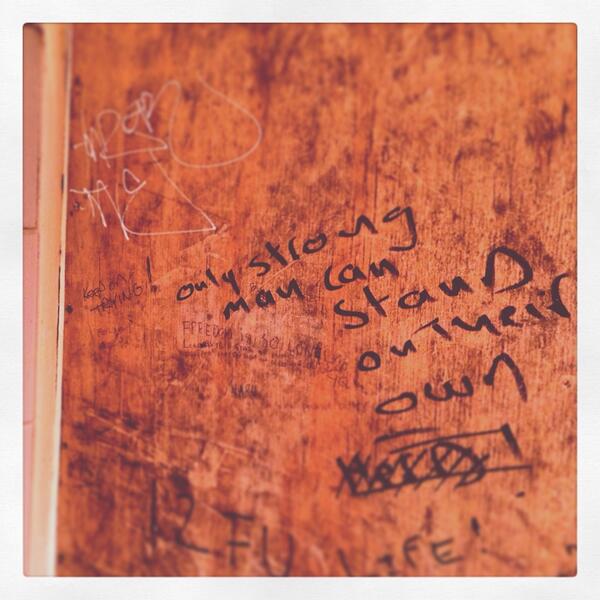 JohnnyRConnell's tweet photo. Next to the urinal #inspiring #tonyrobbins #atleaattgeygottherighttheir http://t.co/ixE87Vz4mT