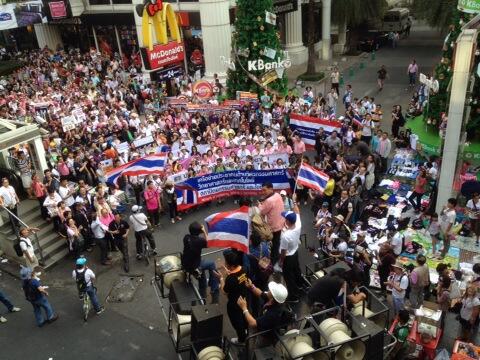 PhillipBarrie's tweet photo. Protests on streets of #Bangkok now peaceful from what we saw. http://t.co/TokpejaHDL