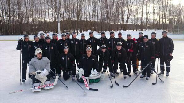 hudikhockey's tweet photo. Värmning utomhus inför Enköping borta klockan 16. #HockeyKänns! http://t.co/r8Lvk6QOKF