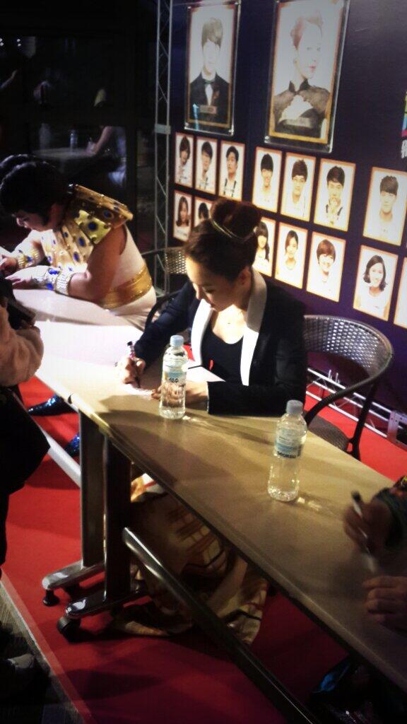 MusicalJoseph's tweet photo. 뮤지컬 요셉어메이징 2차 팬사인회 시작!!
항상 밝은 미소와 에너지 넘치는 모습을 보여주시는 최민환 리사 박준형 배우님!! 사랑합니다~ ^^♡ http://t.co/82u8FxijE1