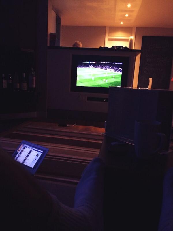 Bale_Official11's tweet photo. Chilling watching Chelsea 👌 http://t.co/tFOB19ln43