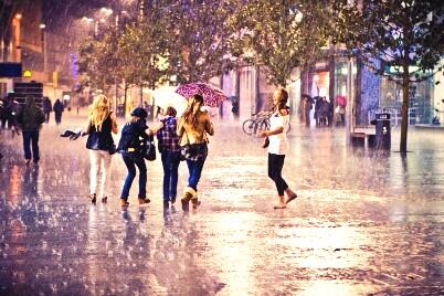 Liverpool girls singing in the rain. #onlyinliverpool