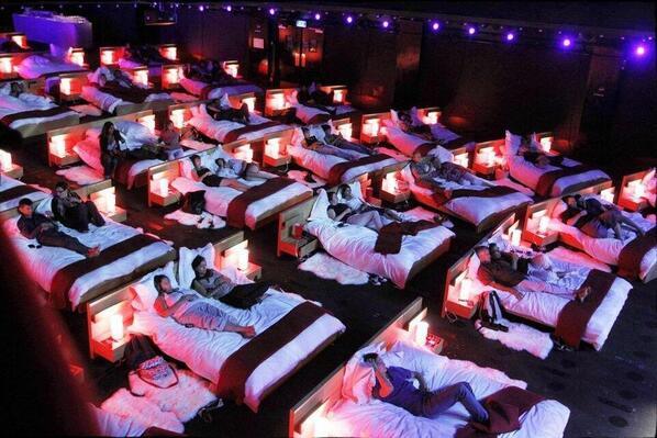 LuisuribeH's tweet photo. “@HammerOfFacts: A cinema hall in Athens http://t.co/pwzoKM60za”@franaranof  jajajaja😂😂
