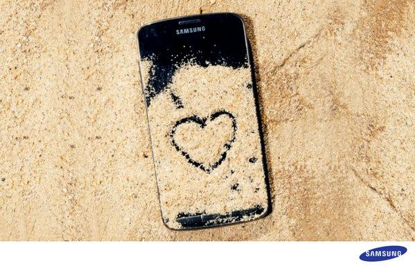 SamsungBrasil's tweet photo. O #S4Active te acompanha na praia para curtir esse verão. Quem ai já está com o pé na areia? http://t.co/4h2SEi2FXW