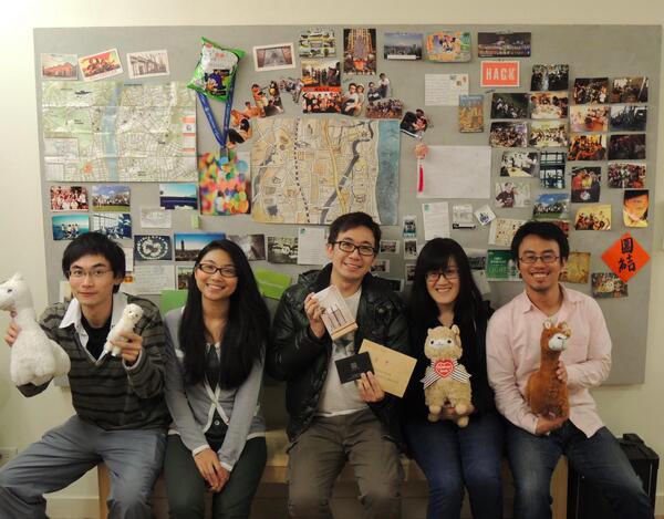 【WhatsTheNumber 2013 感謝季 首獎今天送出了！】 謝謝Elton今天親自來我們的辦公室，再次恭喜你，也謝謝所有參加這次活動的朋友，日後也請大家多多關注，希望讓我們的用戶好好受惠啦！