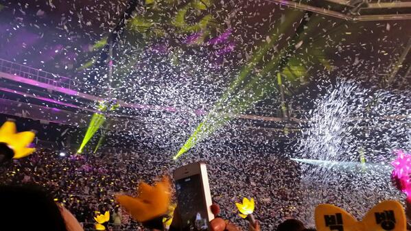 DLITE_bot's tweet photo. 사진] 끗~~~ 사진은 열심히 찍었는데 다 흔들리고 가려지고ㅠㅜ 그래도 오늘 콘서트는 대박이였습니다~ 대성 오빠도 솔로 앨범 열심히 준비하겠다고 했어요! 기다려야죵♡ http://t.co/iFIsy43sJM