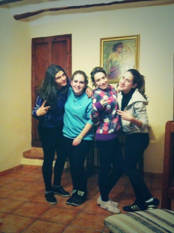 saioa_26's tweet photo. MIS NENAAS!♥ @maria280613 @CGracii @Gracia_Mrs ∞ http://t.co/JK03GLSw5P