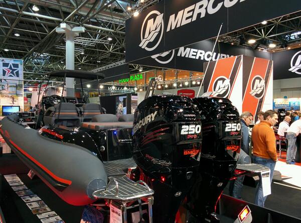 MercuryDieselNL's tweet photo. Onze buurman op Boot Düsseldorf houdt ook wel van een beetje snelheid. Rib met 500 pk Mercury motoren. http://t.co/JpZMU3fjXd