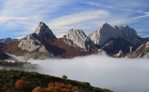 EsQuiNa64's tweet photo. Embalse de #Riaño bajo la niebla en la provincia de #León #España http://t.co/eIKdYG3QX4