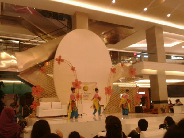 satubanding6's tweet photo. TADITIONAL DANCE FROM UI http://t.co/6kYPydox3D
