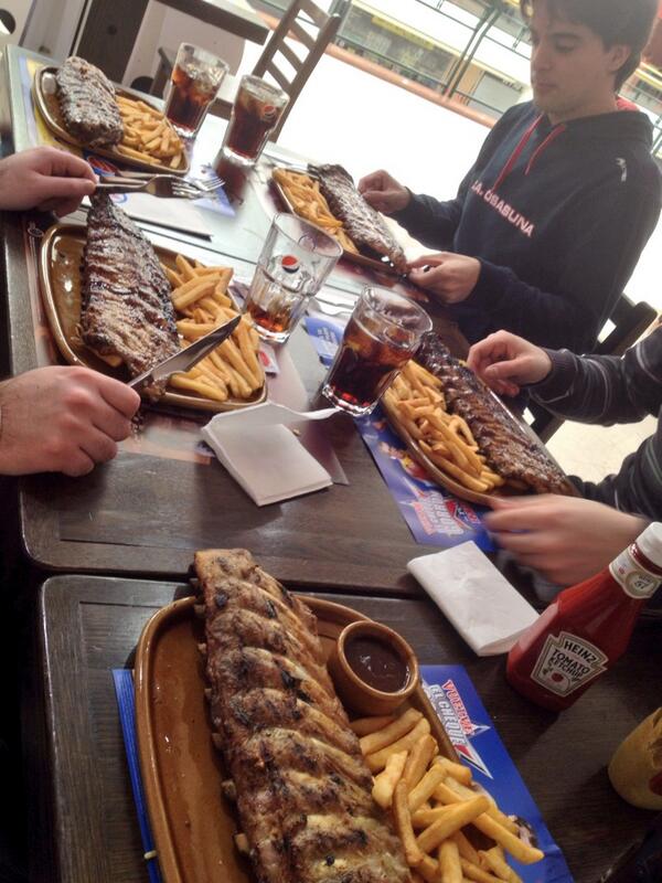 djaniweekend's tweet photo. Buena comilona antes del partido! #comoreyes http://t.co/Q10oz0aqJ3
