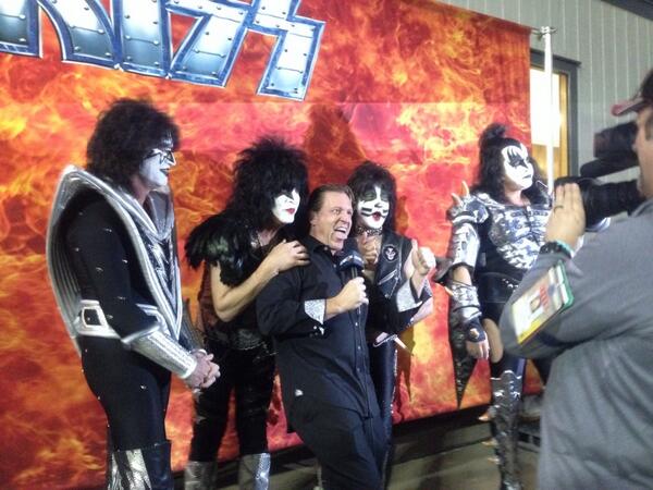 Jeremy_Roenick's tweet photo. So sick interviewing kiss!! http://t.co/0CPRajvpzu