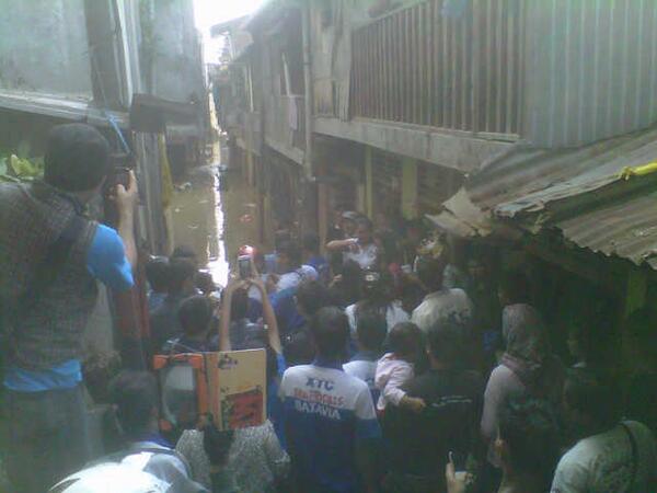 BBharyant's tweet photo. *EE*文中忙indonesia  Peduli sesama http://t.co/aSinYydm36