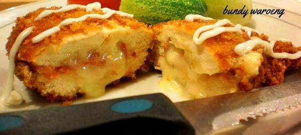 bundy_waroeng's tweet photo. CHICKEN CORDON BLEU 20000 idr hmmm lelehan kejunya .. yumyyyyy ;) http://t.co/dO5Ebly6AF