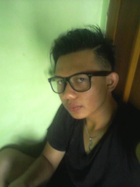 Dhenyz_than's tweet photo. with my glasses http://t.co/5oylA0Vkv0
