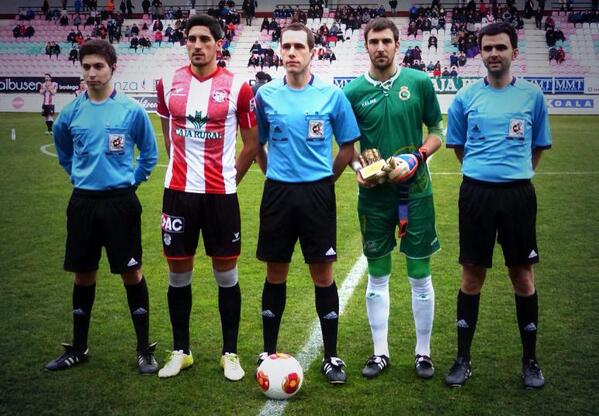 WebRacingClub's tweet photo. El Racing sigue líder a pesar de su derrota en Zamora (1-0). http://t.co/ggiTNrflwT #racingdesantander http://t.co/UNhFStfTxa
