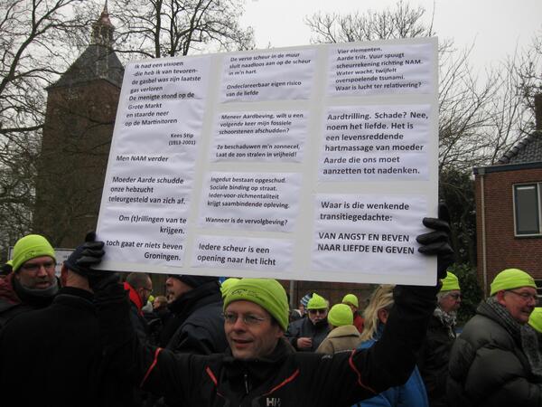 Klugkist's tweet photo. Demonstratie aardbevingsproblematiek. Sommigen zetten zo'n scheur op, daar kan geen schaal van Richter tegen trillen. http://t.co/4FvZ3tbpNc
