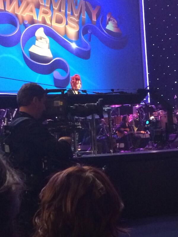 _danieljacks's tweet image. :P #Grammy #pretel http://t.co/xuTnTXBWD3" look! The words smallest guitarist sitting under the piano