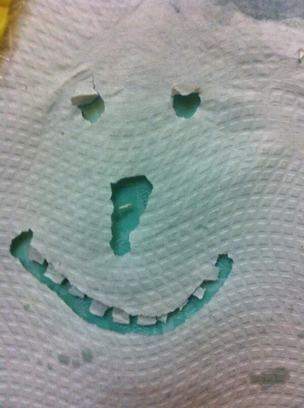 Susanalf22's tweet photo. Obra de arte de la noche.... Esq se entretiene con cualquier cosa @JorgCr24  😜😜😘😘 http://t.co/KA4zFHpahl