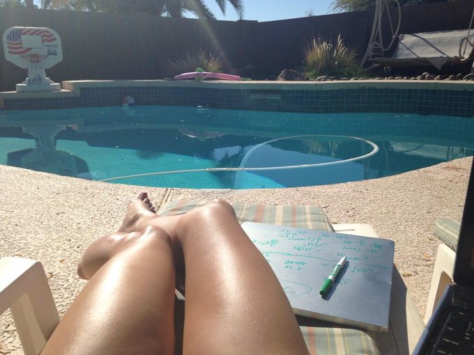 Ahh..Sunday doing calc hw while #tanning poolside! January never looked so good ;) http://t.co/bEfdbzADMq<a href="/tag/tanning"class="tags">#tanning</a>