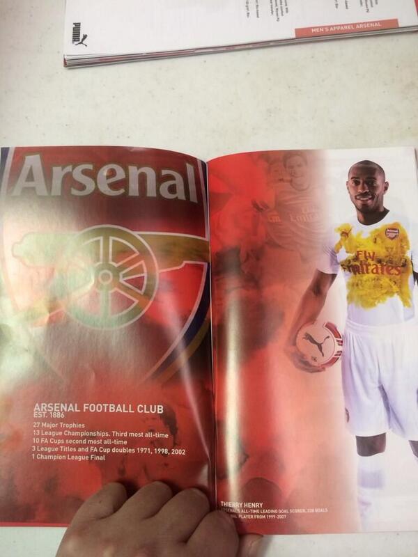 Ifkaru's tweet image. baju away arsenal musim depan kyaknya.. kyak baju putih polos tp ga sengaja didudukin ama orang yg lg diare #cepirit