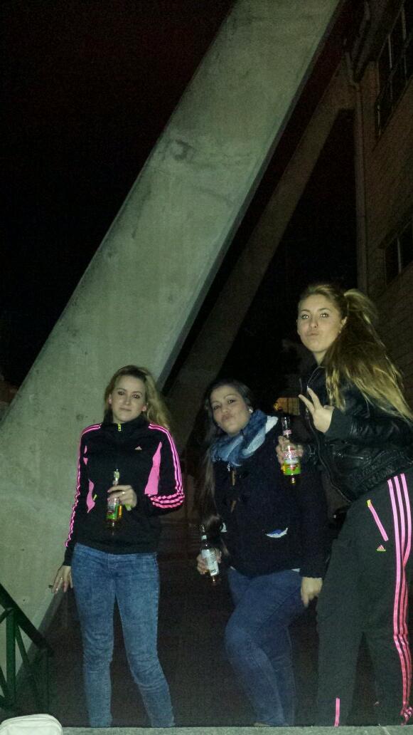 lauraramosgomez's tweet photo. De kintos con las primis @LetiAlvaro @CarlaCampos11 🍻😚 http://t.co/J2sZKGkyRP