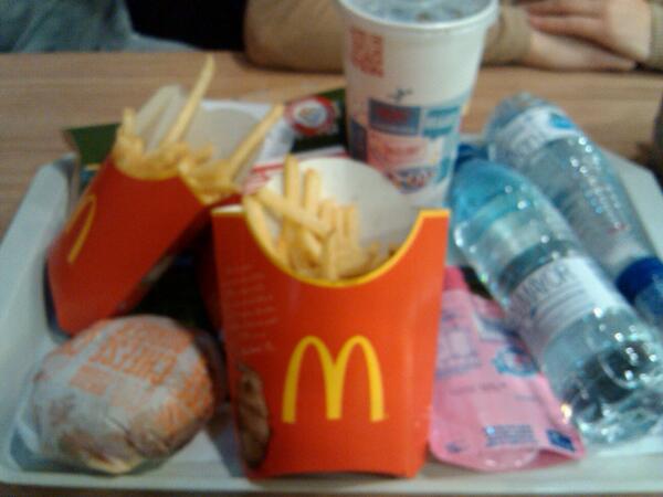 jesus_lemon's tweet photo. Y ahora un macdonals despues del cine http://t.co/cWTFoveU8t