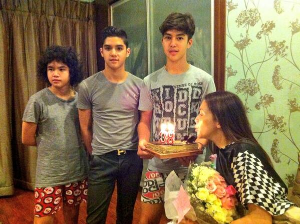 MAIAsangJUARA's tweet photo. surprised bunda! di tempat tidur..lagi bobo dibangungin..thank u my lovely kids @Alghazll @El8Rumi @AhmadAbdulQodir http://t.co/Tete8KCL5J