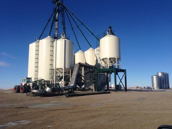 miffler13's tweet photo. @GMacsAgTeam was is windy last night? #westcdnag #wind14 http://t.co/xJNzy2JuPJ