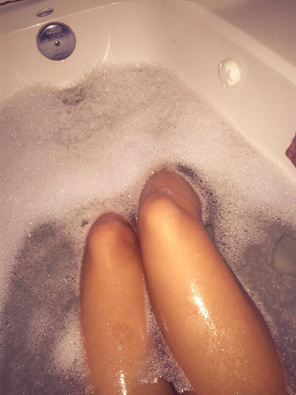 _xfall4myredass's tweet image. #RelaxingFlow #JacuzziTub #MeTime :)