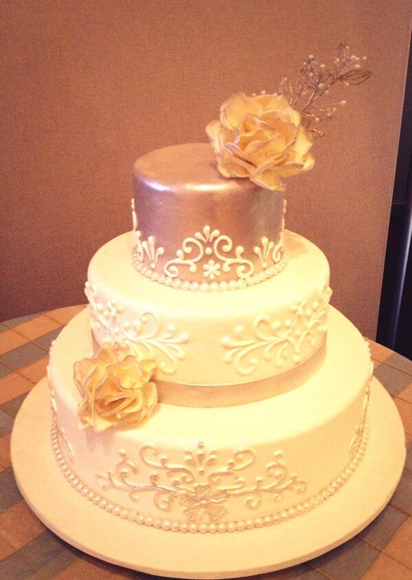 LinkieMarais's tweet photo. Cake I decorated today at #GWE2014 ! @RhodesoPawtuxet @mycakedeco @cakecentral #LivingLinkieStyle http://t.co/wuRGUnboNj