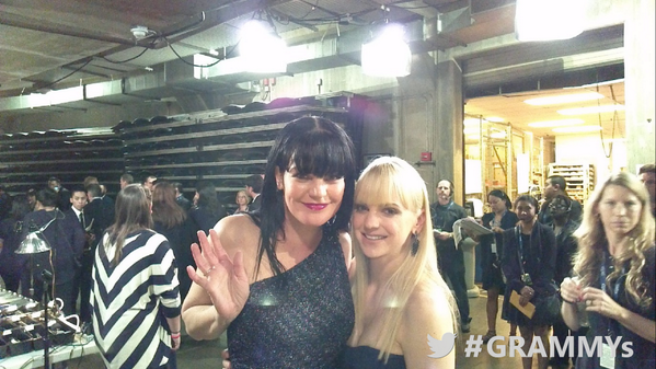 .<a href="/PauleyP/">Pauley Perrette</a> &amp; <a href="/MomCBS/">Mom</a> star <a href="/AnnaKFaris/">Myjnia samochodowa</a> backstage at The #GRAMMYS! See all the photos here: bit.ly/1jyk0oM