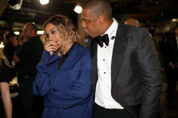BestVines00's tweet photo. " I told you not to wear that shit. Now look. Ya nipple trending." http://t.co/U2AQDBxeCM