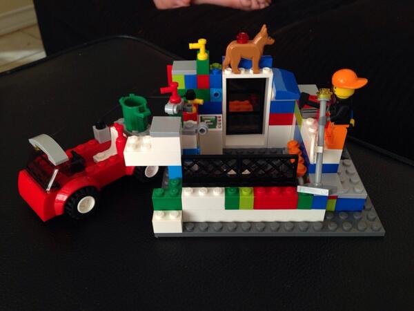 CuddleCuddled's tweet photo. @LEGO_Group my house cx http://t.co/WiIsoLYpDy