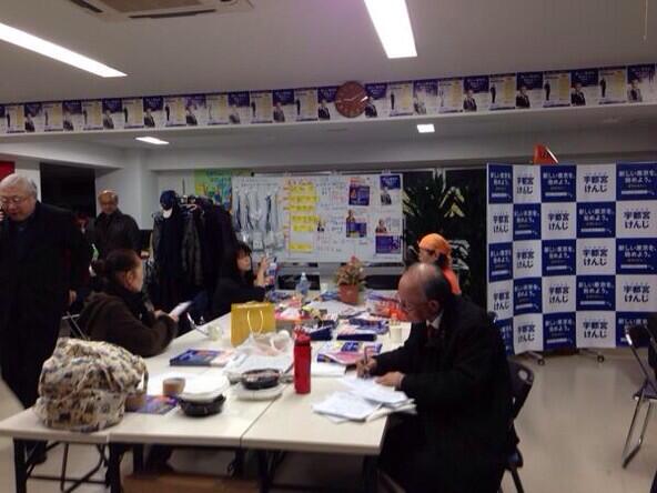 pavlova9655's tweet photo. 宇都宮さん、公式アカウントで激務の間をぬって投稿者に返信している。
iPadも使い始め、リアルとネットで都民の身近な都知事が誕生！

ハードな一日の終わりに、都民の意見に目を通す宇都宮さん。 http://t.co/0LrDTUtFGv