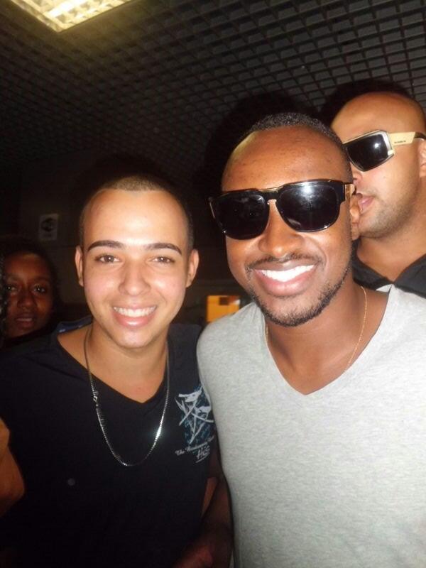 euclebson's tweet photo. Emoção define.. É uma honra tirar uma foto com esse cara, meu ídolo.. Amo demais, #ThamoJunto @thiaguinhocomth http://t.co/LVzSCqmVY6