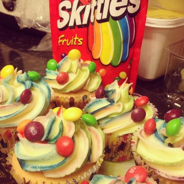 YummyImages's tweet photo. Skittles Cupcakes http://t.co/iX5MFWdhj8