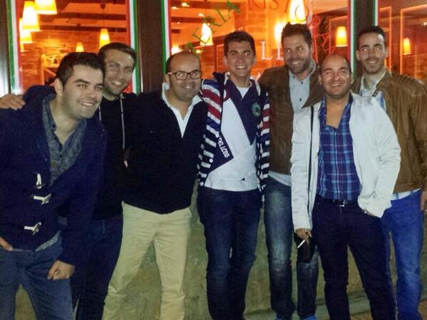fernandodenoche's tweet photo. Todo unos clásicos en @PubGuggen http://t.co/AKrxv7ki7c