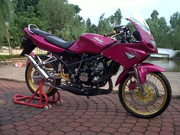 NinjaJari's tweet photo. Ungu identik dengan warna janda.. Wahh kawan Ryan RR'a nakal juga. Tapi kece banget :) http://t.co/KGUb99aLfm