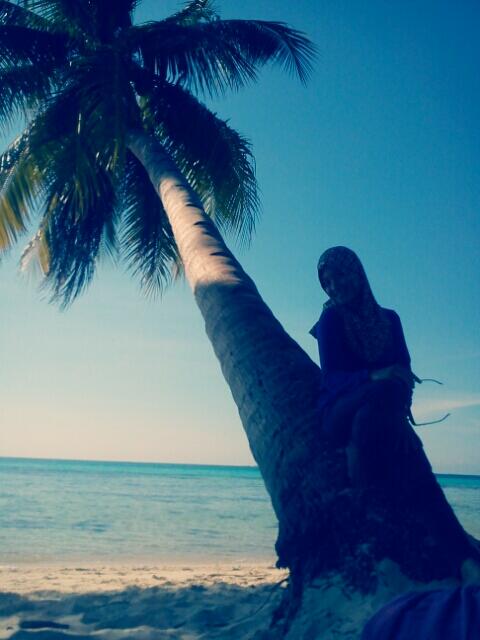 #karja <a href="/vivi_vavaveve/">Vivi | Ludfia Alif</a>:  #karimunjawa #vacation coconut miring.. Late post B-)