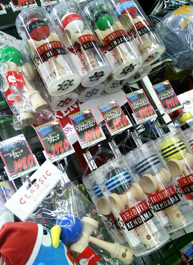 驚安の殿堂 ドン キホーテ おはようございます 最近ブームの日本玩具といえば けん玉 シンプルだけど難しい技の数々は思わず見入ってしまいますよね お洒落なデザインはインテリアにもよさそう ドンペンはマイカラーのブルーを選んだところで 本日 驚安の殿堂 ドン キホーテ おはようございます 最近ブームの日本玩具といえば けん玉 シンプルだけど難しい技の数々は思わず見入ってしまいますよね お洒落なデザインはインテリアにもよさそう ドンペンはマイカラーのブルーを選んだところで 本日