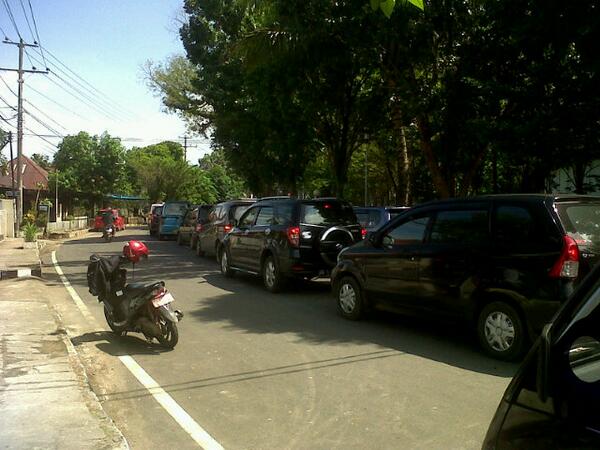 ManadoKota's tweet photo. RT @ianTPJ: Jalur Sario Koni Macet #infolalinmdo cc:  http://t.co/TAMqke4Gq9